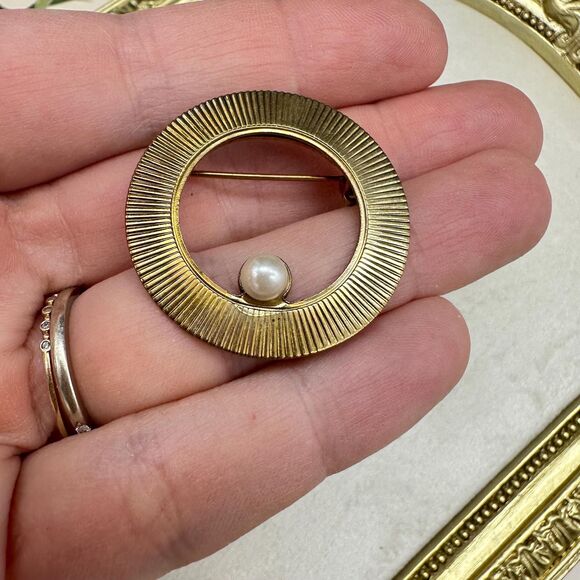 Vintage Gold Tone Circle Brooch with faux pearl pin gold brooch - Picture 2 of 6